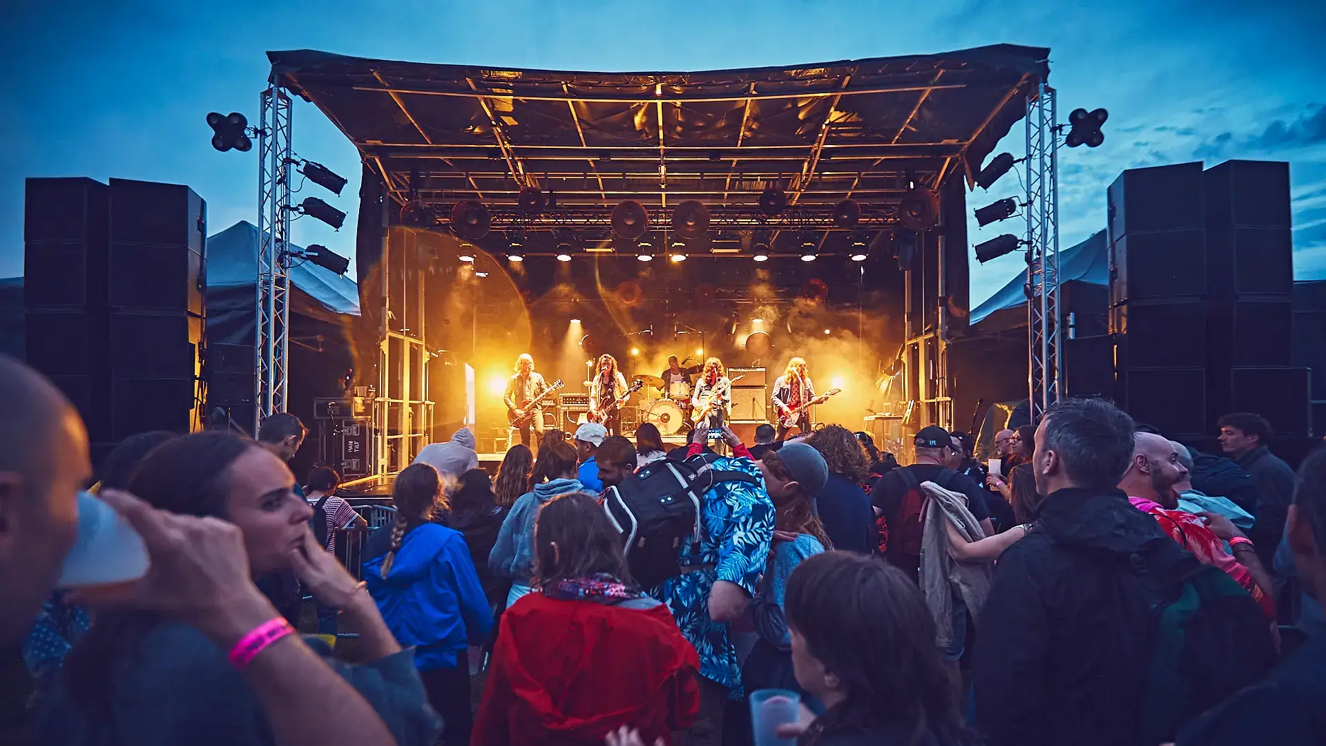 LA scène principale du festival Au pré du son avec les festivaliers
