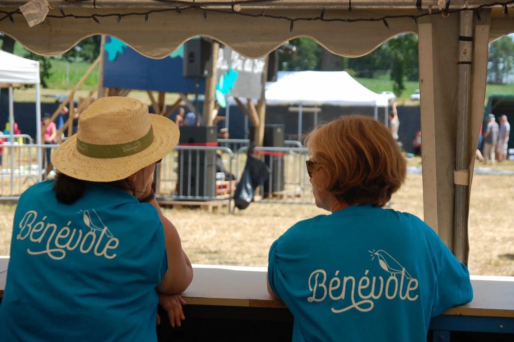 Les bénévoles d'au pré du son sont de dos