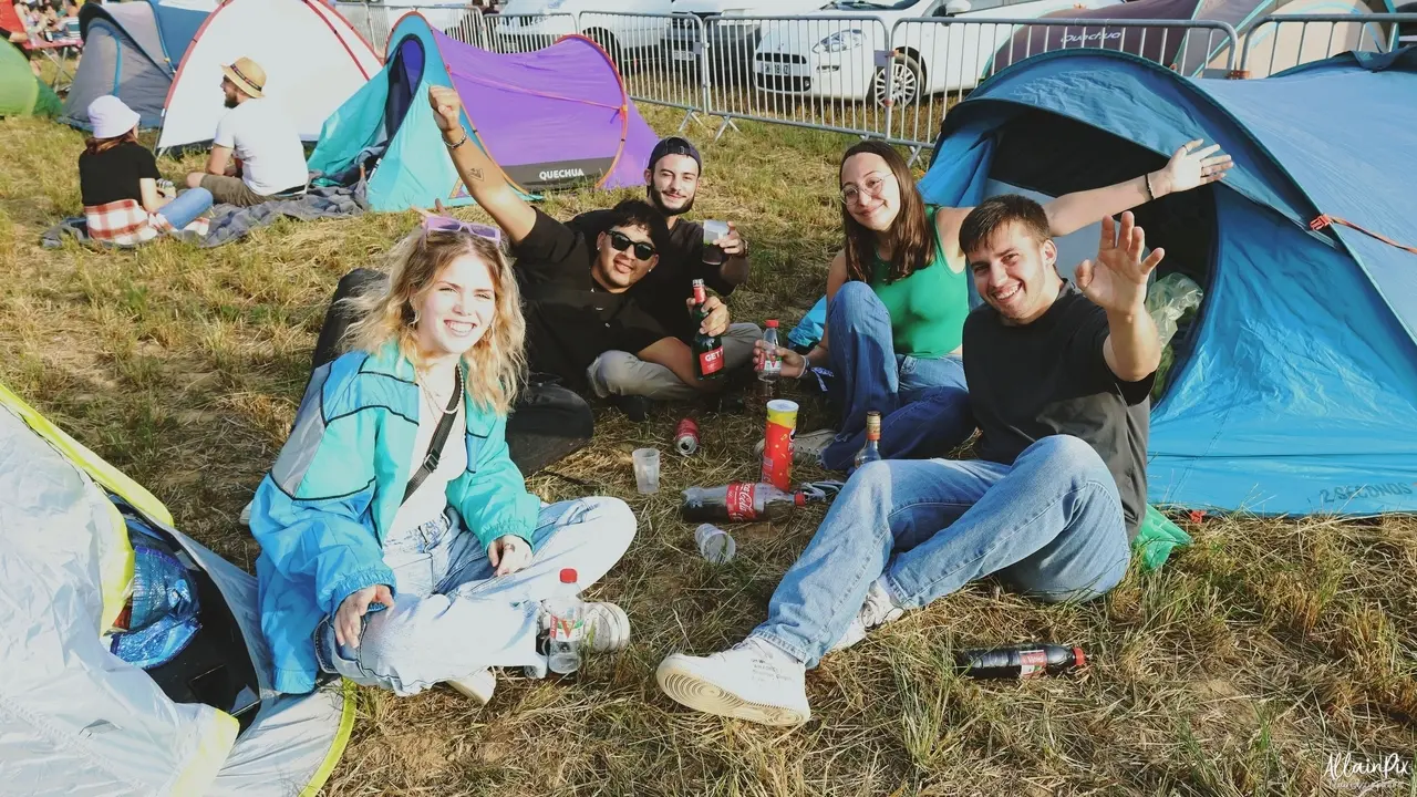 Des festivaliers souriant campent au pré du son