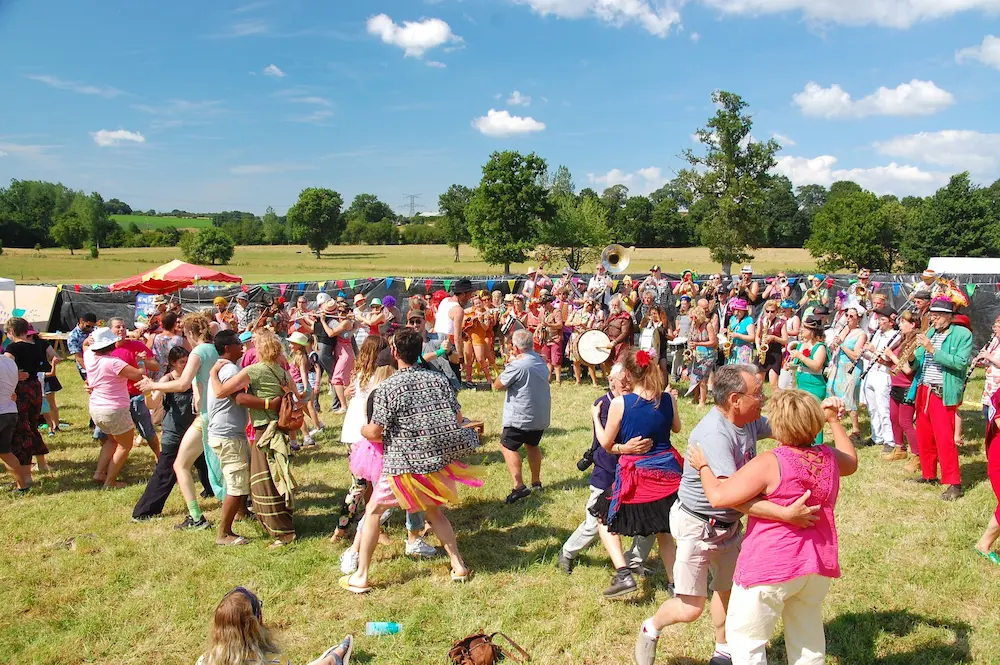 des festivaliers dansent en plein air au fesitval au pré du son