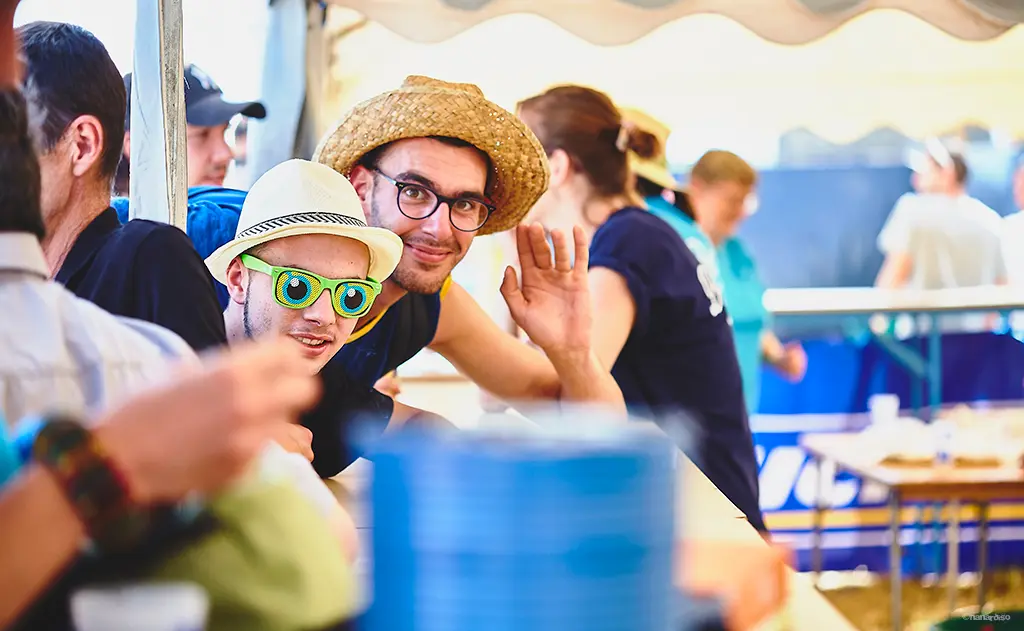 Des festivaliers sourient à la camera lors du festival au pré du son