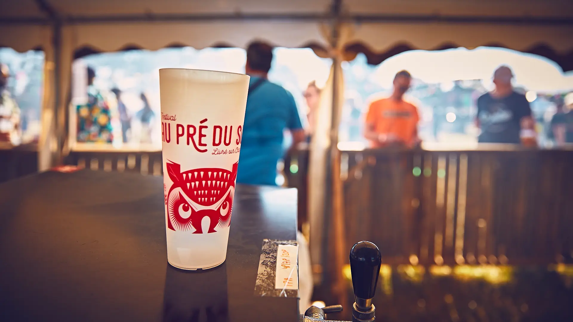 Un goblet du festival est posé sur le bar de la buvette