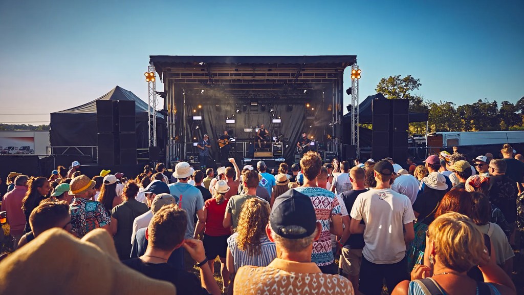 le public est devant la scene principale au festival au pré du son